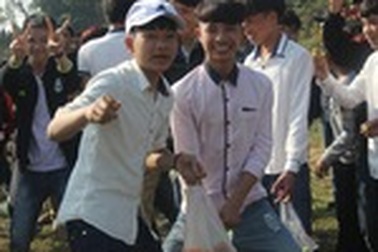 Những đứa trẻ đáng yêu ở phiên chợ "choảng nhau" đầu xuân