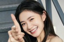 "Nàng thơ" sinh năm 2000 của Trương Nghệ Mưu nổi tiếng nhờ được "o bế"