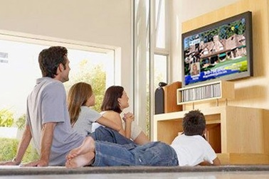 Có nên tắt đèn để xem tivi cho rõ?