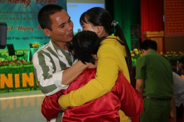 Chấp hành án 10 năm ròng, nam phạm nhân bật khóc vì không nhớ nổi mặt con