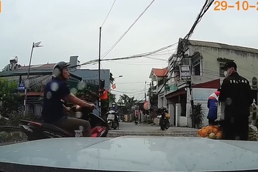 Xe máy mắc kẹt trên đường ray được hỗ trợ kịp thời trước khi tàu chạy qua