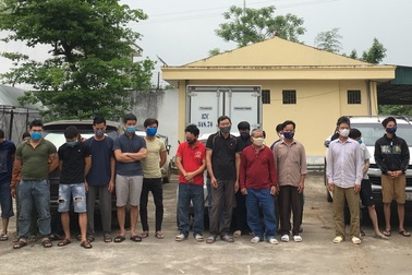 Phá sới bạc khủng trong rừng, bắt giữ 30 đối tượng, thu gần 250 triệu