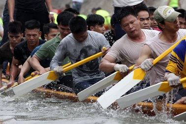Trai làng Hà Nội căng mình luyện đua thuyền trên sông