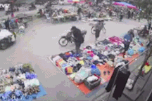 Ô tô lao vào chợ cóc, 7 người bị thương