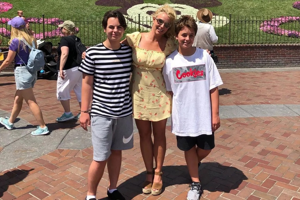Britney đau lòng đến nghẹt thở vì bị hai con trai ruồng rẫy - 3 Britney đau lòng đến nghẹt thở vì bị hai con trai ruồng rẫy - 3