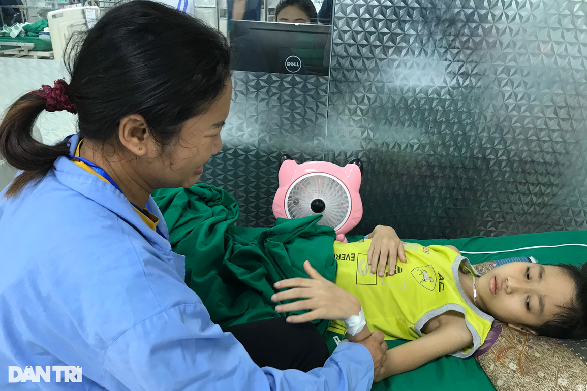 Người mẹ nghèo nuốt nước mắt đau đớn nhìn con đang quằn quại chết dần - 1 Người mẹ nghèo nuốt nước mắt đau đớn nhìn con đang quằn quại chết dần - 1