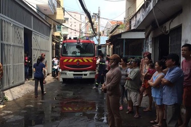 Người lớn đi vắng, cháu bé 8 tuổi mắc kẹt trong căn nhà cháy