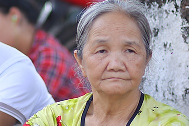 Ông bà U70 lặn lội vượt đường xa đưa cháu đi thi đại học