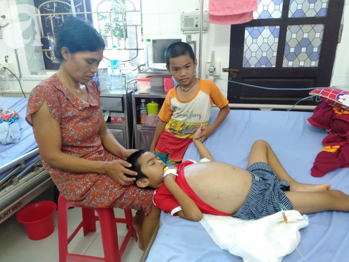 Lời cầu cứu trong nước mắt của bé trai 10 tuổi mắc bệnh ung thư gan bên người cha tật nguyền: Lời cầu cứu trong nước mắt của bé trai 10 tuổi mắc bệnh ung thư gan bên người cha tật nguyền: