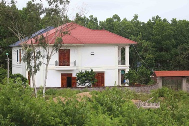 Dãy biệt thự “mọc” trên đất rừng: Trách nhiệm thuộc về ai?