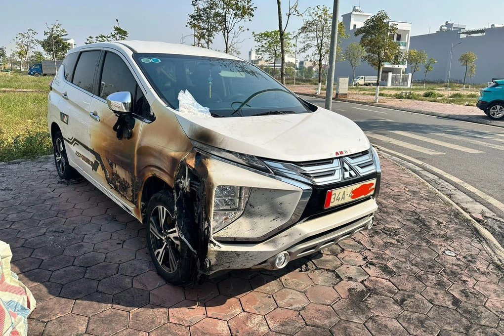 Công an vào cuộc vụ ô tô cháy bất thường tại khu dân cư ở Hải Dương - 3 Công an vào cuộc vụ ô tô cháy bất thường tại khu dân cư ở Hải Dương - 3