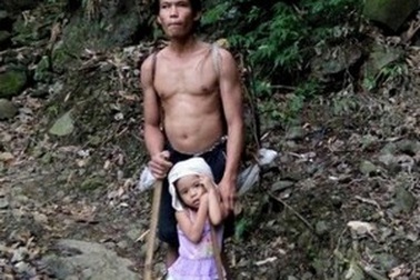 Cảm động bé gái 5 tuổi dắt cha mù đi làm mỗi ngày