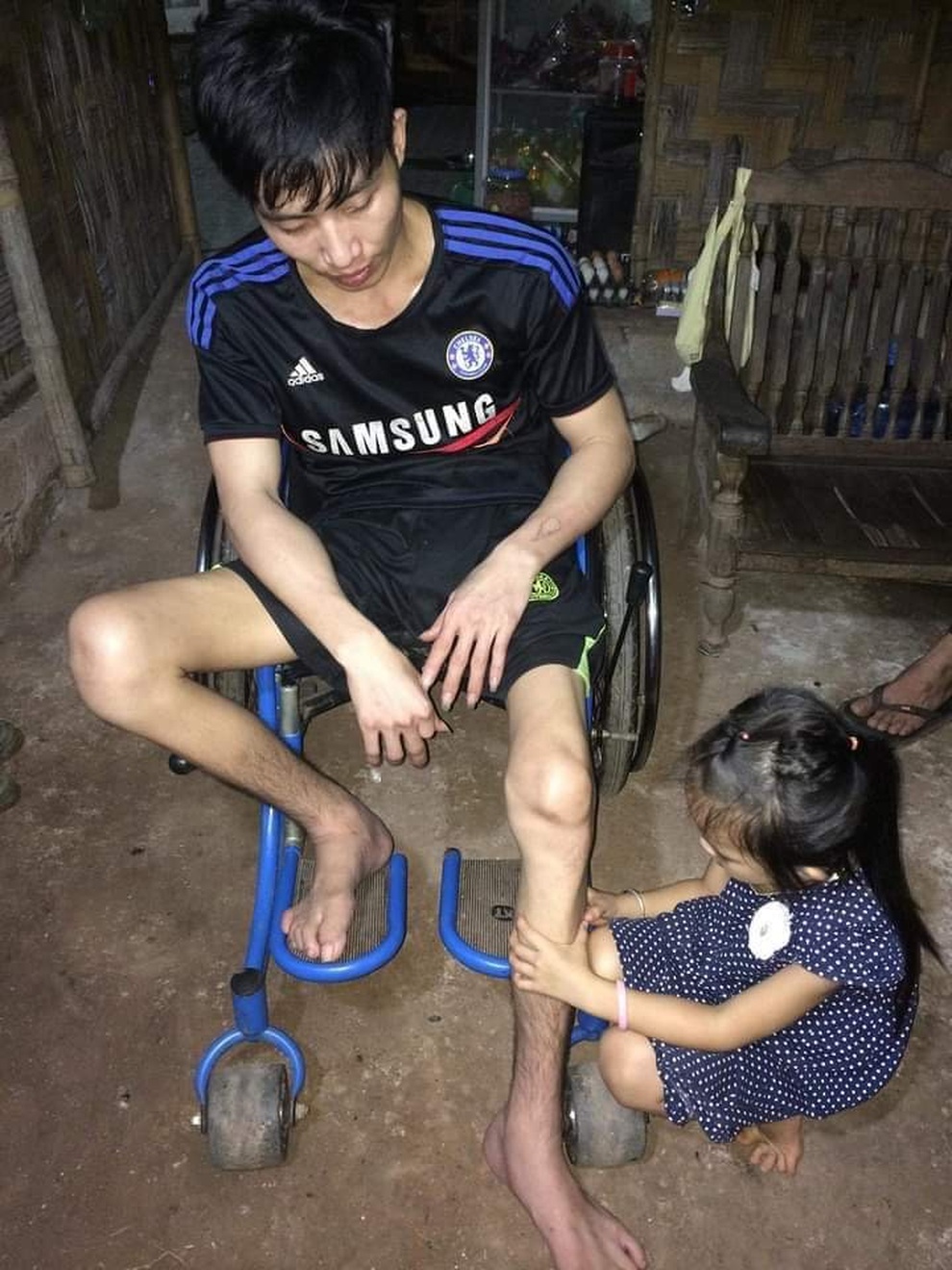 Ước mơ nhỏ nhoi của người đàn ông liệt cả hai chân - 4 Ước mơ nhỏ nhoi của người đàn ông liệt cả hai chân - 4