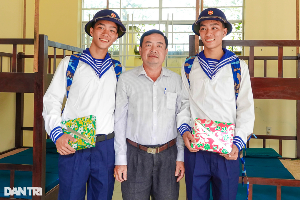 2 cặp sinh đôi ở Cần Thơ: Nhập ngũ phải cùng đi, cùng về - 7 2 cặp sinh đôi ở Cần Thơ: Nhập ngũ phải cùng đi, cùng về - 7
