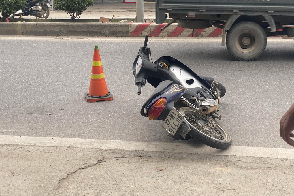 Tạm giữ nam thanh niên tông gãy chân CSGT - 2 Tạm giữ nam thanh niên tông gãy chân CSGT - 2