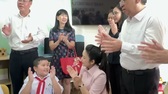 Bé trai 10 tuổi mắc ung thư say mê hát tại lễ khai giảng đặc biệt