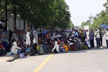 Hàng ngàn công nhân ngừng việc đòi tăng lương