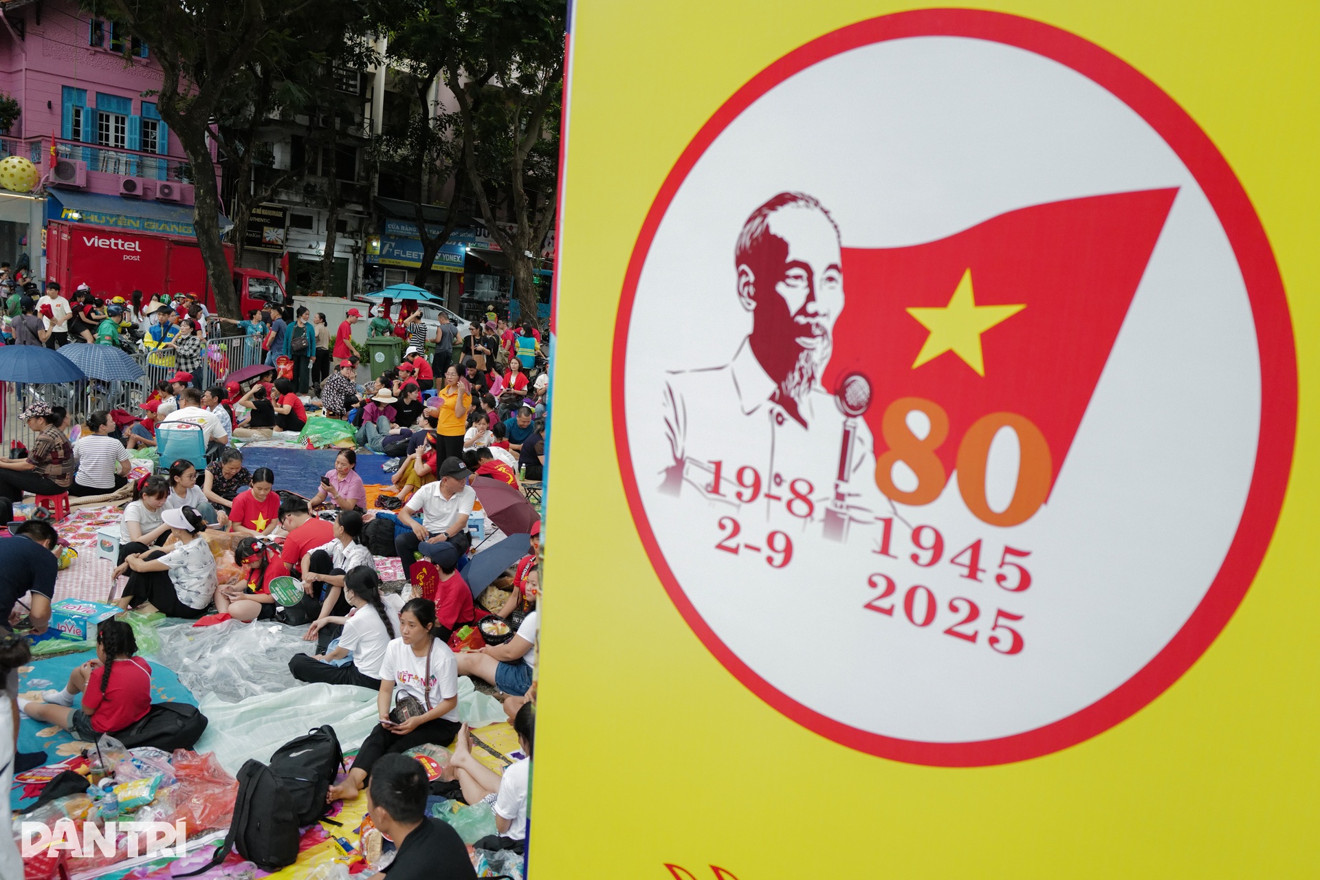 Hàng nghìn cựu chiến binh, đội mưa, thức xuyên đêm chờ đón đoàn diễu binh - 11 Hàng nghìn cựu chiến binh, đội mưa, thức xuyên đêm chờ đón đoàn diễu binh - 11