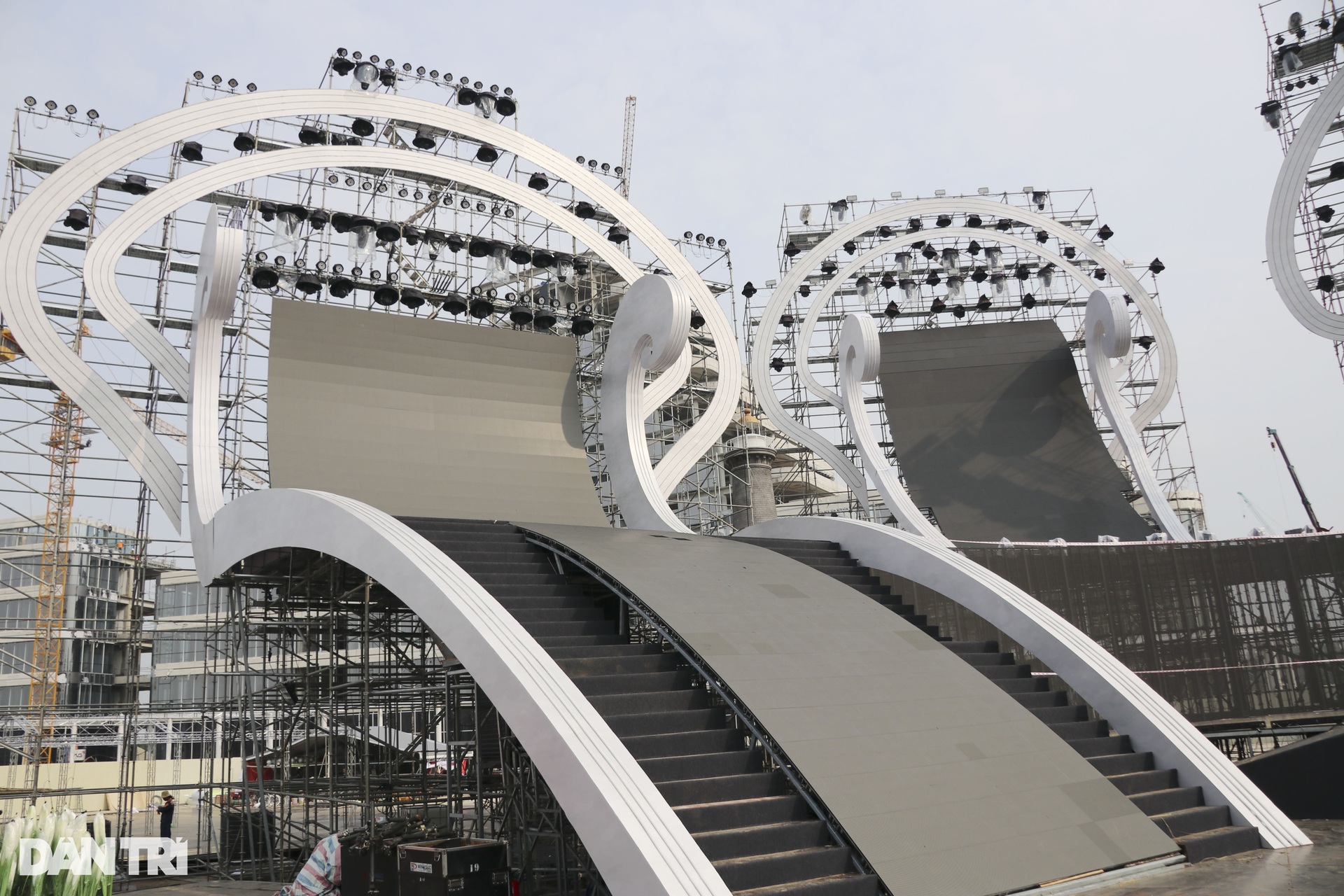 Hoàn thành sân khấu khủng phục vụ Lễ hội Hoa phượng đỏ Hải Phòng 2024 - 2