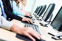 Sếp "áp bài" khó ngờ lên máy tính nhân viên, gây tranh cãi