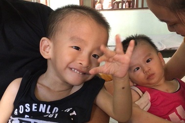 Cuộc sống cùng cực của vợ chồng nghèo có hai con bị bại não, tim bẩm sinh