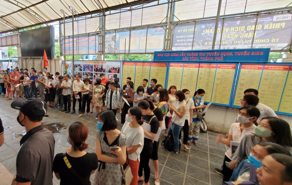 Người dân Hà Nội ùn ùn đi làm trợ cấp thất nghiệp... từ 5h sáng - 3 Người dân Hà Nội ùn ùn đi làm trợ cấp thất nghiệp... từ 5h sáng - 3