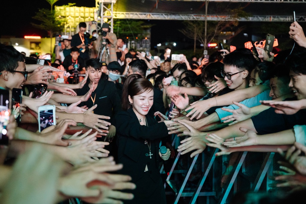 Gần 10.000 tân sinh viên phiêu hết mình với Trúc Nhân, Low G, Phương Ly - 1 Gần 10.000 tân sinh viên phiêu hết mình với Trúc Nhân, Low G, Phương Ly - 1