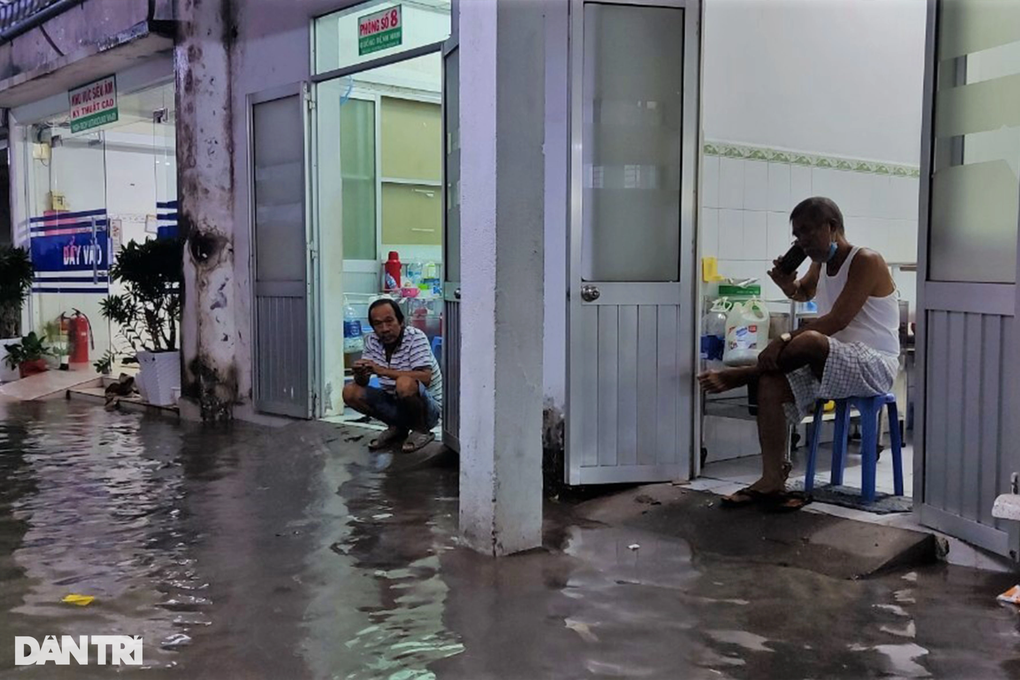 Nhiều tuyến đường bị ngập vì triều cường dâng cao sớm kèm mưa lớn - 7 Nhiều tuyến đường bị ngập vì triều cường dâng cao sớm kèm mưa lớn - 7