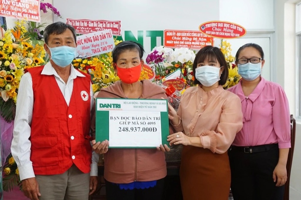 Trao số tiền gần 250 triệu đồng của bạn đọc giúp đỡ gia đình tìm lối thoát - 1 Trao số tiền gần 250 triệu đồng của bạn đọc giúp đỡ gia đình tìm lối thoát - 1