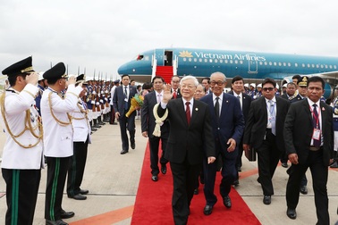 Tổng Bí thư Nguyễn Phú Trọng đến thủ đô Phnom Penh, bắt đầu chuyến thăm Campuchia