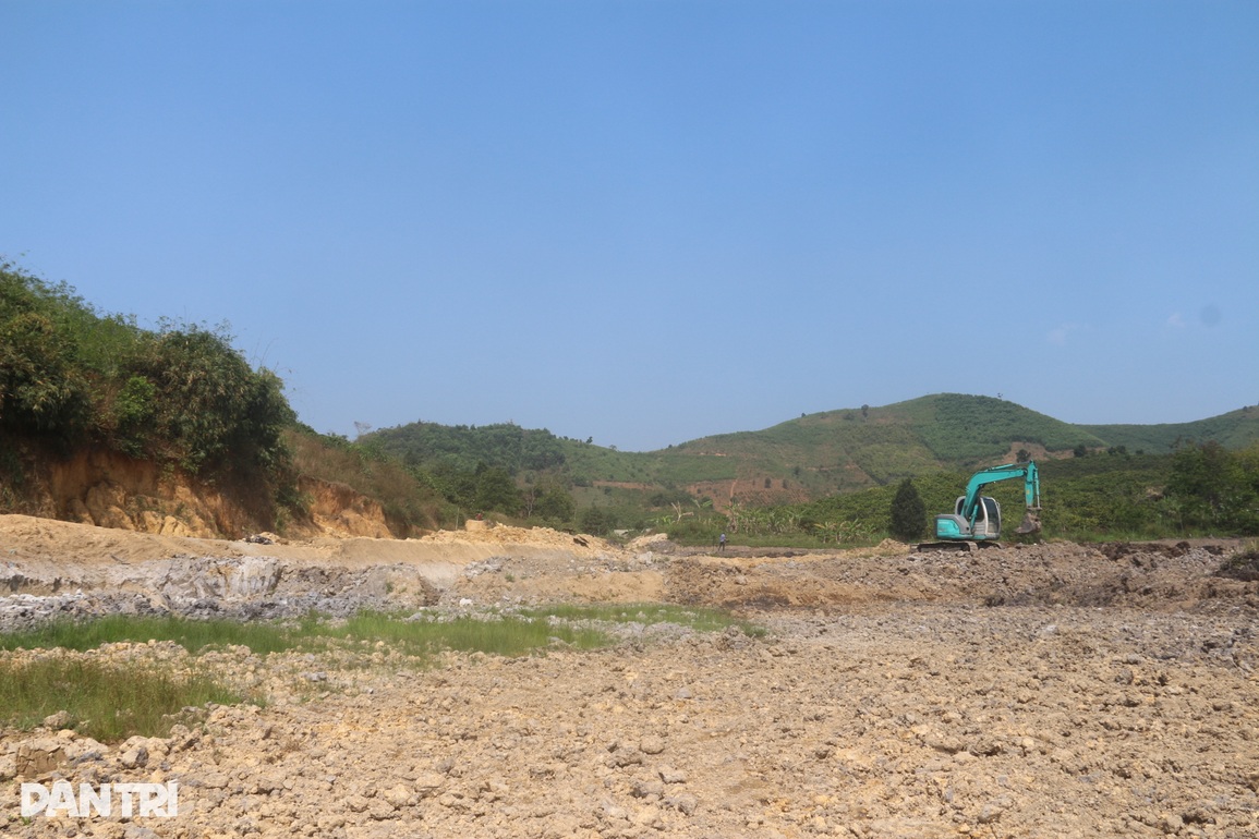 Dự án thủy lợi 90 tỷ độn thổ: Dân nghèo phải bỏ trăm triệu hạ thấp ruộng! - 2 Dự án thủy lợi 90 tỷ độn thổ: Dân nghèo phải bỏ trăm triệu hạ thấp ruộng! - 2