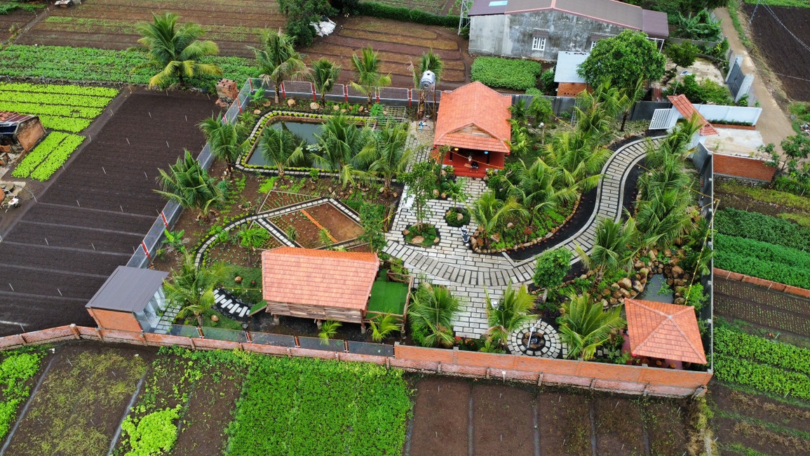 Chàng trai 9X gom đá và gỗ cũ, dựng nhà vườn 1.000m2 ở Buôn Mê Thuột - 1 Chàng trai 9X gom đá và gỗ cũ, dựng nhà vườn 1.000m2 ở Buôn Mê Thuột - 1