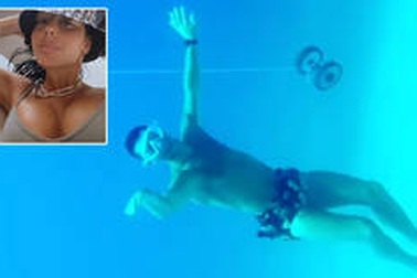 Trổ tài bơi lặn, C.Ronaldo tự phong mình làm... thần biển