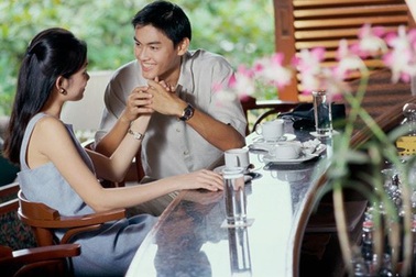 Chồng phá hàng rào ngăn với nhà cô hàng xóm độc thân cho... thoáng