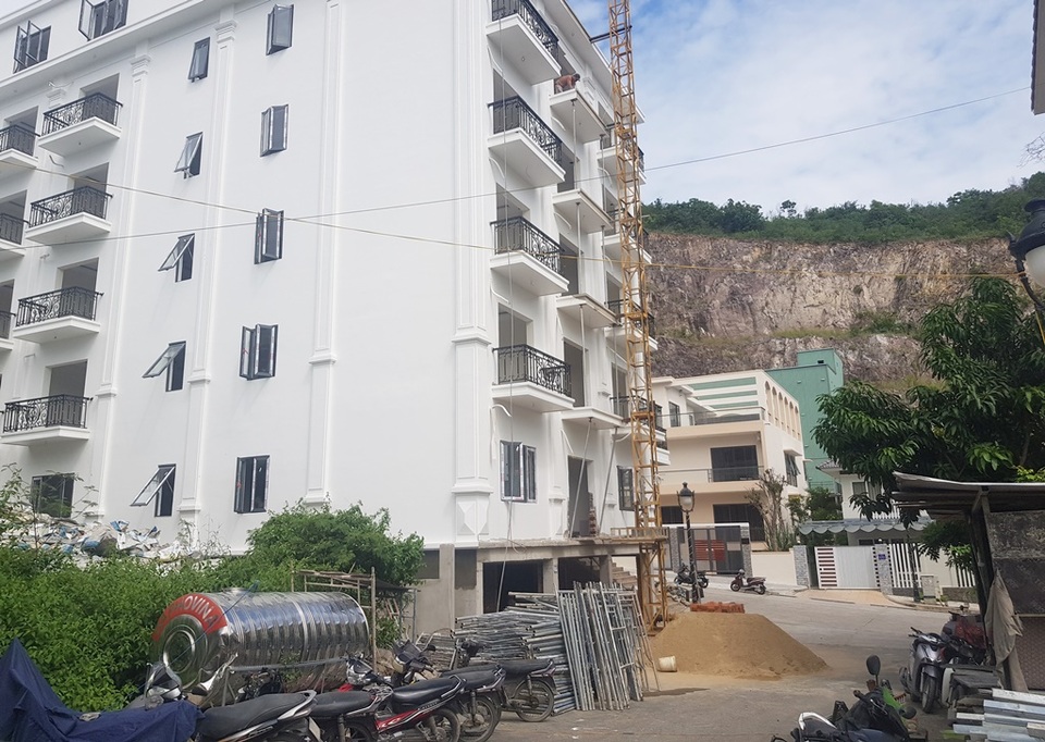 Nha Trang “lập chốt” ngăn chặn thi công tại khu biệt thự Ocean View tai tiếng - 3 Nha Trang “lập chốt” ngăn chặn thi công tại khu biệt thự Ocean View tai tiếng - 3