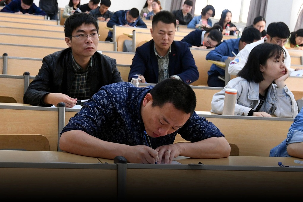 Trung Quốc nâng tuổi tối đa đối với người thi vào công chức - 1 Trung Quốc nâng tuổi tối đa đối với người thi vào công chức - 1