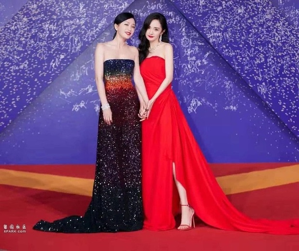 Yêu chung người, tình chị em giữa Dương Mịch và Tần Lam khiến fan tò mò - 5 Yêu chung người, tình chị em giữa Dương Mịch và Tần Lam khiến fan tò mò - 5