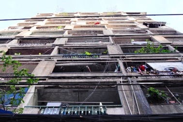 TPHCM: Khẩn cấp di dời dân khỏi 2 chung cư nguy hiểm