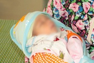 Bé trai sơ sinh bị bỏ rơi cùng mảnh giấy ghi "kiu mang giúp cháu"