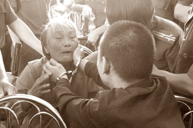 Vợ Đại úy về hưu nhiều lần xin tòa “xử nhẹ” cho kẻ giết chồng