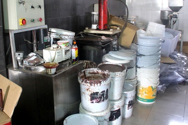 Đột kích công ty sản xuất bánh kẹo từ nguyên liệu “mập mờ” nguồn gốc