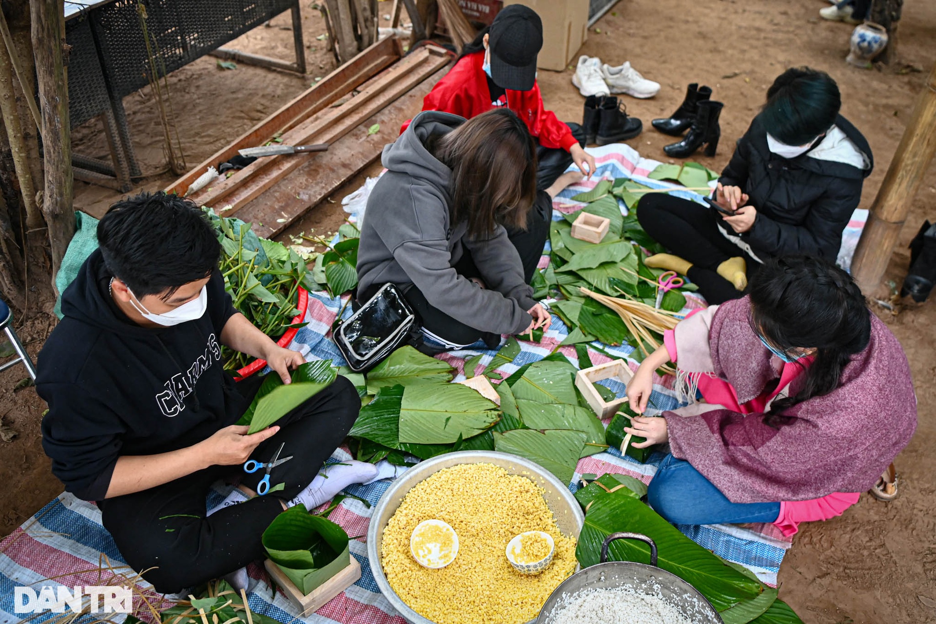 Hà Nội: Tết ấm lòng với những hoàn cảnh khó khăn tại xóm nhà phao - 3