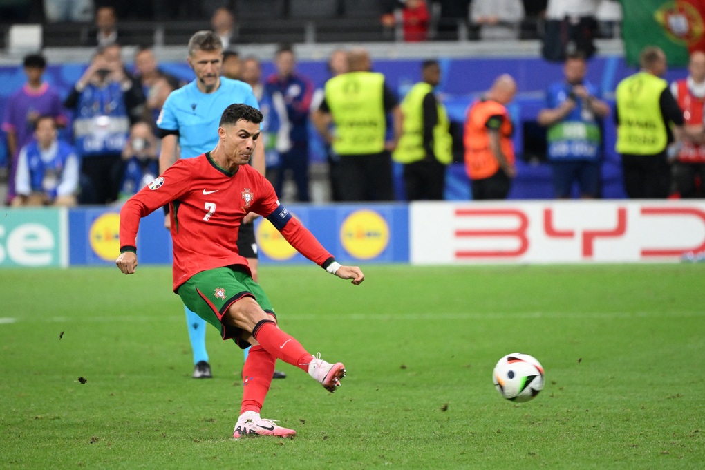 C.Ronaldo cho thấy sự bình tĩnh kinh ngạc, CĐV ngả mũ nể phục - 2 C.Ronaldo cho thấy sự bình tĩnh kinh ngạc, CĐV ngả mũ nể phục - 2