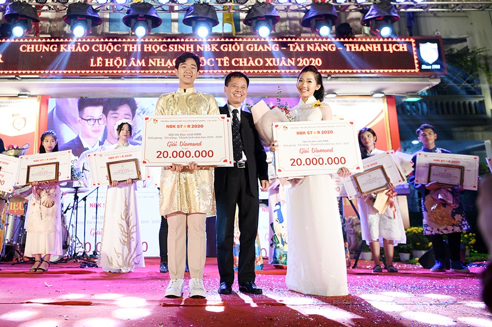 Lộ diện Nam vương và Hoa khôi học sinh trường THPT Nguyễn Bỉnh Khiêm - 1 Lộ diện Nam vương và Hoa khôi học sinh trường THPT Nguyễn Bỉnh Khiêm - 1