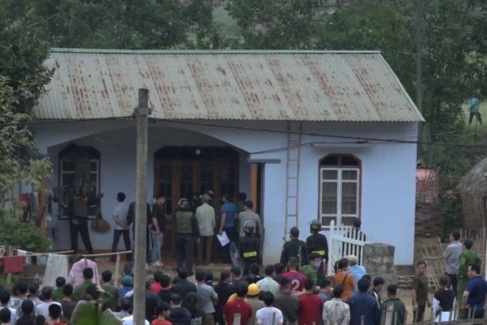 Công an xịt hơi cay, phá cửa bắt nghi phạm sát hại cháu gái 5 tuổi - 1 Công an xịt hơi cay, phá cửa bắt nghi phạm sát hại cháu gái 5 tuổi - 1