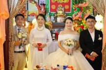 Đám cưới cùng ngày của hai chị em sinh đôi ở Quảng Nam gây "sốt" mạng