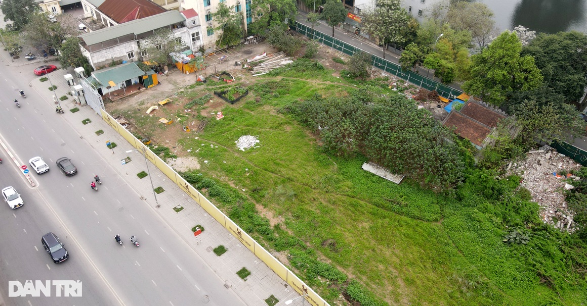 Lô đất vàng còn sót cạnh hồ Tây bất ngờ xuất hiện bảng tên Tân Hoàng Minh - 9 Lô đất vàng còn sót cạnh hồ Tây bất ngờ xuất hiện bảng tên Tân Hoàng Minh - 9