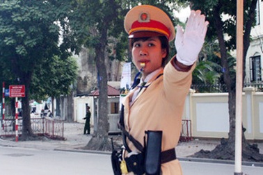 Buồn vui những “bóng hồng” điều khiển giao thông