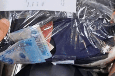 Khách Tây bất ngờ nhận lại tiền bỏ quên: "Người Việt Nam tử tế, trung thực"