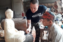 Người thầy dạy học trò khuyết tật thành nghệ nhân điêu khắc